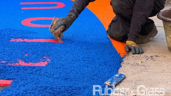 Cotiza tu Pavimento de Caucho con Expertos en Instalación Profesional Pavimento Caucho Canchas Deportivas Chile Cotización Pisos de Caucho In Situ SBR Pavimento de caucho continuo en áreas urbanas de Chile
