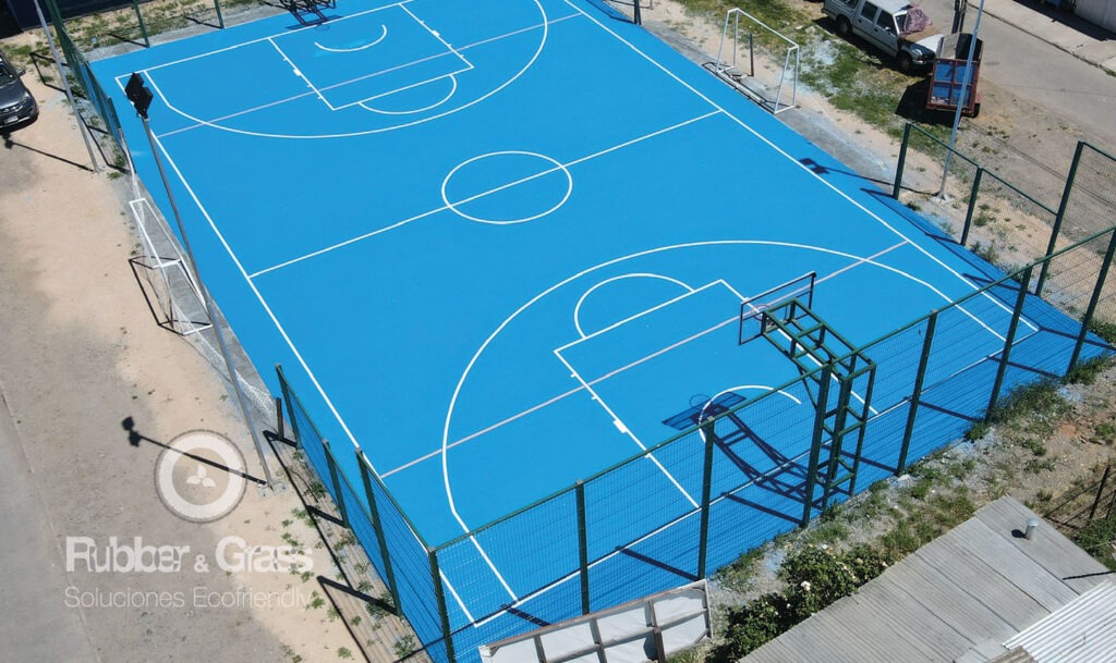 Instalacion de cancha de polipropileno azul y naranja en colegio de Las Condes Instalación de canchas deportivas resistentes con Rubber and Grass Cotización de Canchas de Polipropileno