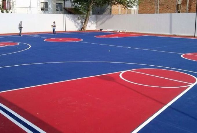 Pinturas Poliuretánicas en Chile Durabilidad y Seguridad 2 Equipo técnico de Rubber and Grass aplicando pintura poliuretánica en colegio de Chile, pinturas poliuretánicas en Chile