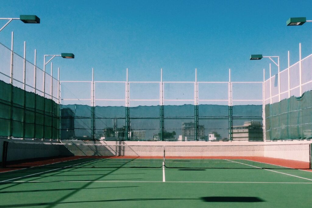 cancha de tenis profesional Rubber and Grass Chile, superficie ITF para tenis en club Viña del Mar, construcción de cancha de tenis en colegio Santiago, demarcación termoaplicada en cancha de tenis, subbase de hormigón para cancha de tenis Chile, cancha de tenis con drenaje 100% Rubber and Grass, colores ITF en cancha de tenis Chile, Rubber and Grass canchas deportivas profesionales