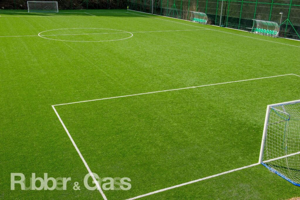 Cotizar Cancha Profesional de Fútbol en Chile, cotizar cancha fútbol profesional Rubber and Grass Chile, cancha fútbol 5 con pasto sintético Santiago, instalación de pasto FIFA en colegio Concepción, subbase técnica para cancha fútbol Chile, demarcación termoaplicada en cancha fútbol 7, Rubber and Grass canchas deportivas Chile, cancha fútbol con drenaje 100% en invierno, pasto sintético certificado FIFA 3 estrellas Chile