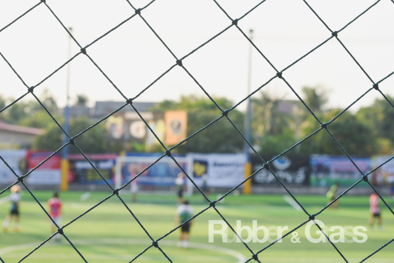 Equipamiento Deportivo Escolar: Arcos y Tableros Chile Cotizar Cerramiento Profesional con Redes, cotizar cerramiento cancha fútbol Rubber and Grass Chile, mallas deportivas antivandalismo Santiago, postes galvanizados para cerramiento cancha Concepción, cerramiento con red superior inclinada Viña del Mar, Rubber and Grass cerramiento fútbol 5, anclaje en hormigón para postes de malla, puerta técnica en cerramiento deportivo Chile, sistema antivibración para mallas fútbol, cotizar cerramiento cancha fútbol Chile, redes para canchas Rubber and Grass, mallas deportivas fútbol 5, cerramiento antivandalismo colegios, cotización mallas fútbol