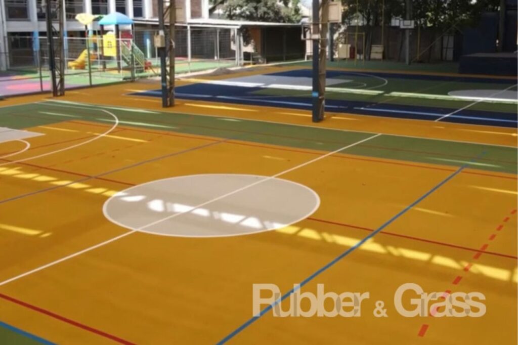 Descubre las Canchas de Polipropileno Más Resistentes en Chile, cancha de polipropileno en colegio Santiago Chile, instalación de multicarpeta Rubber Soft en parque municipal, cancha multideportiva de polipropileno sin lodo, superficie deportiva de polipropileno para fútbol y básquetbol, Rubber and Grass canchas de polipropileno Chile, cancha escolar con piso de polipropileno en invierno, demarcación termoaplicada en cancha multicarpeta, subbase técnica para cancha de polipropileno