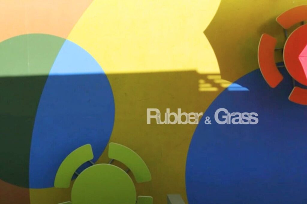 Pisos de Caucho para Municipios, piso de caucho en parque infantil en Santiago Chile, instalación de caucho in situ en plaza municipal, pavimento de caucho EPDM para áreas públicas, caucho reciclado para seguridad infantil en Chile, subbase de hormigón para piso de caucho, espesor de caucho según norma NCh3535, caucho SBR y EPDM combinado en plazas, Rubber and Grass instalación profesional caucho Chile